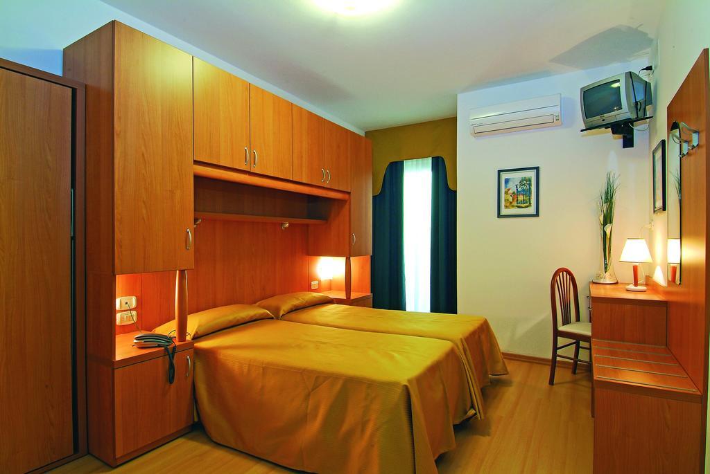 Hotel Garni Losanna Bibione Habitación foto